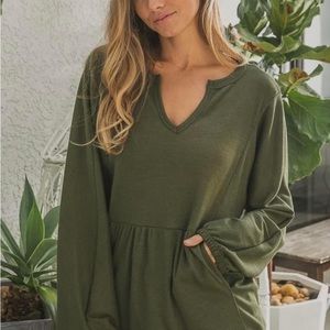 NWOT Super cute thermal v-neck with POCKETS!